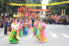 Trình diễn những điệu múa dân gian trên đường phố trong lễ hội xuân Thăng Long - Hà Nội 2009.